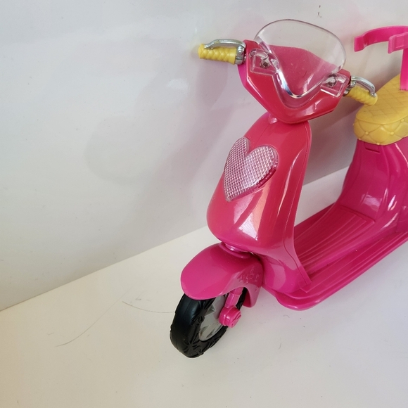 Winx Pink Bloom Scooter Vespa Toys R Us Exclusive Doll Size Replacement Barbie - Picture 3 of 7